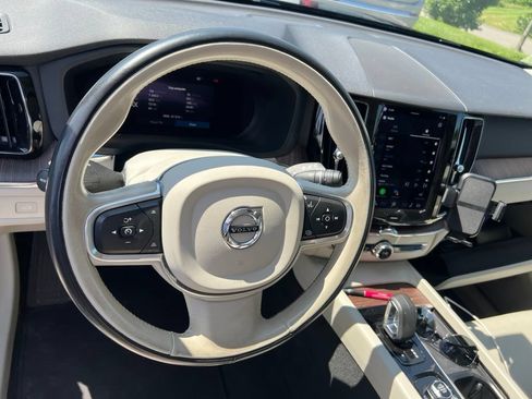 Used 2022 Volvo XC60 B5 Momentum AWD/4WD image 13