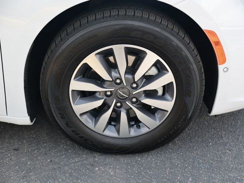 Used 2023 Chrysler Pacifica Touring-L w/ Uconnect Theater Family Group FWD image 8