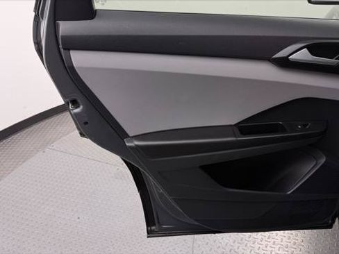 Used 2022 Volkswagen Taos SE FWD image 16