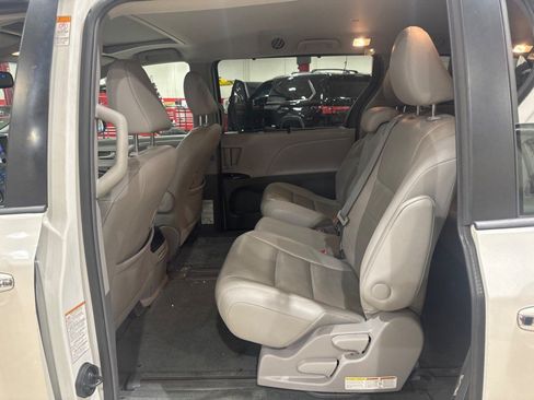 Used 2017 Toyota Sienna XLE FWD image 9