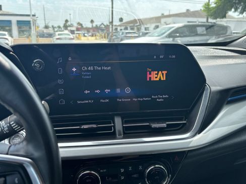 Used 2025 Chevrolet Trax LT w/ LT Convenience Package FWD image 16