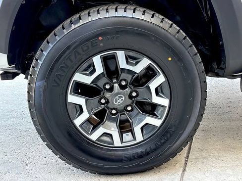 Used 2022 Toyota Tacoma TRD Off-Road w/ Technology Package RWD image 33