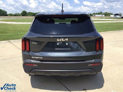 Used 2023 Kia Sorento LX image 5