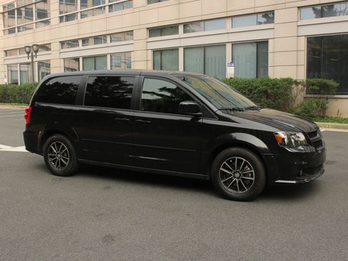 Used 2015 Dodge Grand Caravan SXT w/ Blacktop Package FWD image 2
