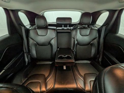 Used 2019 Jeep Cherokee Latitude Plus w/ Cold Weather Group AWD/4WD image 17