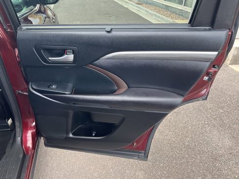 Used 2017 Toyota Highlander Limited Platinum image 30