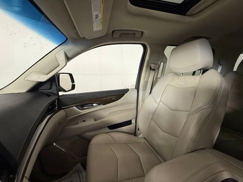 Used 2018 Cadillac Escalade Luxury AWD/4WD image 19