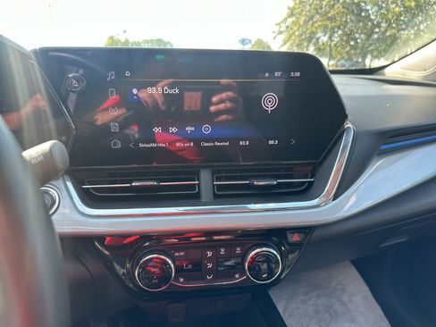 Used 2025 Chevrolet Trax LT w/ LT Convenience Package FWD image 26