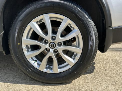 Used 2020 Nissan Rogue SV FWD image 28