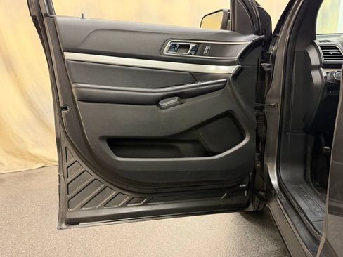 Used 2017 Ford Explorer XLT w/ Equipment Group 202A AWD/4WD image 12