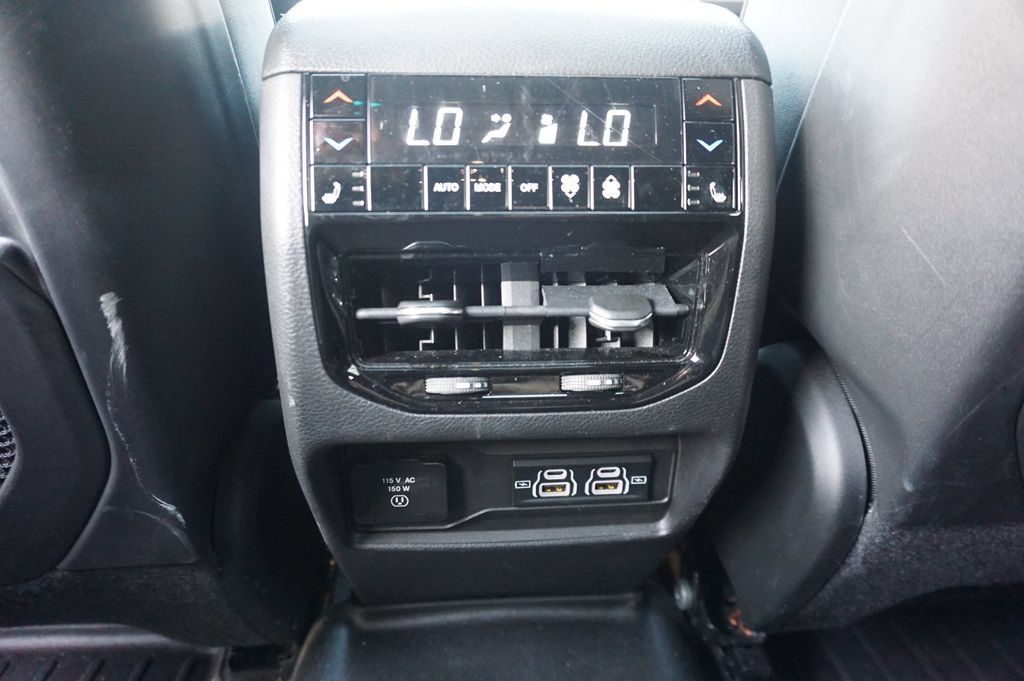 Used 2022 Jeep Grand Cherokee Overland w/ Luxury Tech Group IV RWD image 17