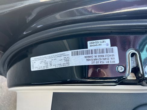 Used 2022 Chrysler Pacifica Limited w/ Uconnect Theater Family Group image 24