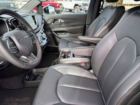 New 2026 Chrysler Pacifica Select image 11