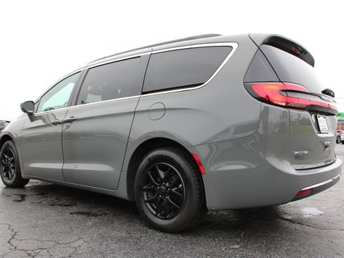 Used 2022 Chrysler Pacifica Touring-L image 10
