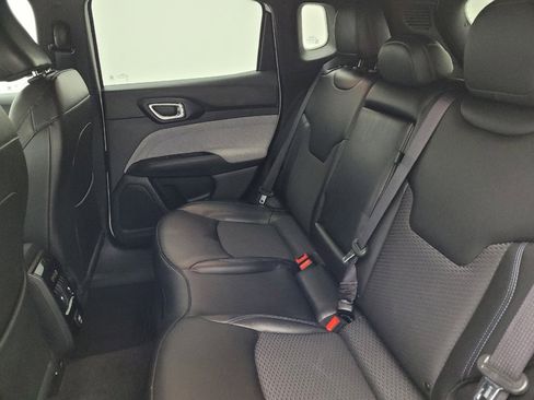 Used 2024 Jeep Compass Latitude image 18