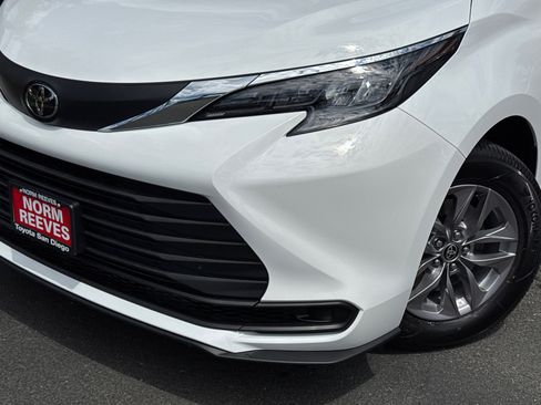 New 2026 Toyota Sienna LE FWD image 3