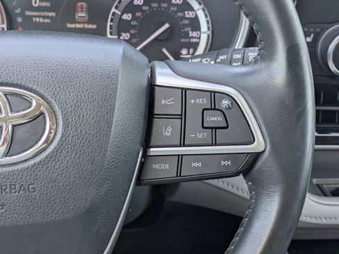 Used 2022 Toyota Highlander XLE AWD/4WD image 19