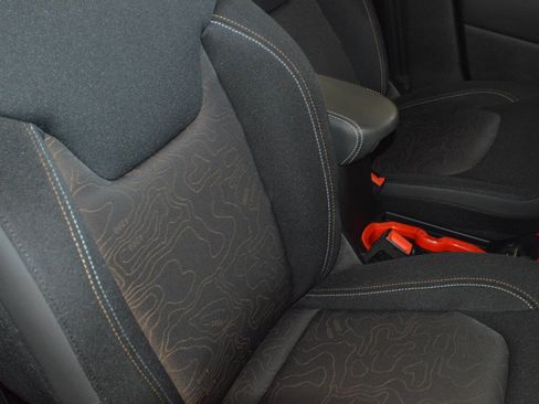 Used 2023 Jeep Renegade Latitude AWD/4WD image 8