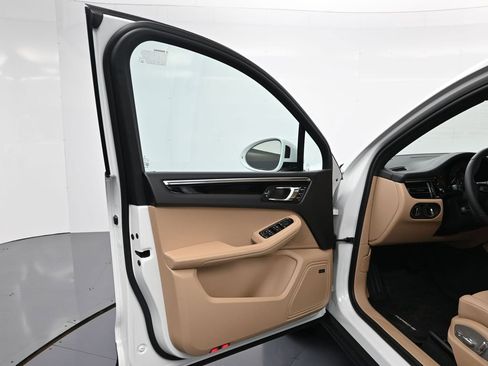 Certified 2026 Porsche Macan AWD/4WD image 16