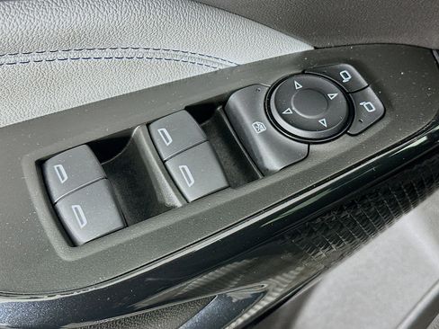 Used 2025 Chevrolet Trax LT FWD image 15