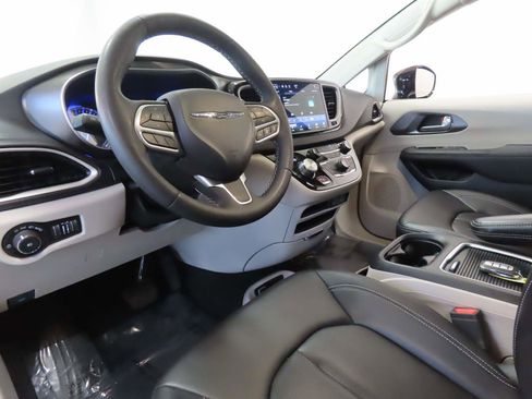 Used 2024 Chrysler Pacifica Touring-L image 7