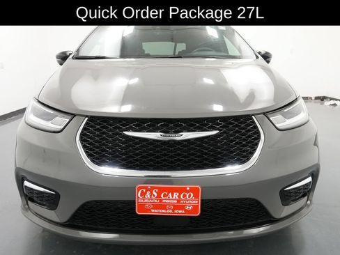 Used 2025 Chrysler Pacifica Select FWD image 2