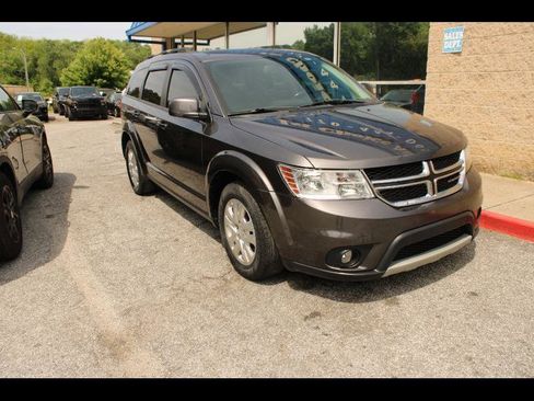 Used 2019 Dodge Journey SE w/ Connectivity Group FWD image 1