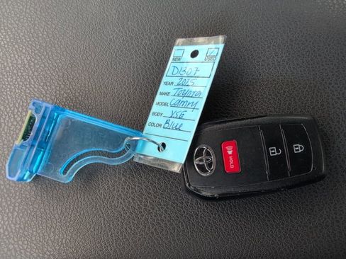 Used 2025 Toyota Camry SE image 11