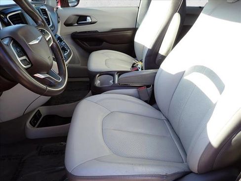 Used 2018 Chrysler Pacifica Touring-L FWD image 10