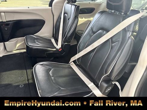 Used 2023 Chrysler Pacifica Limited image 16
