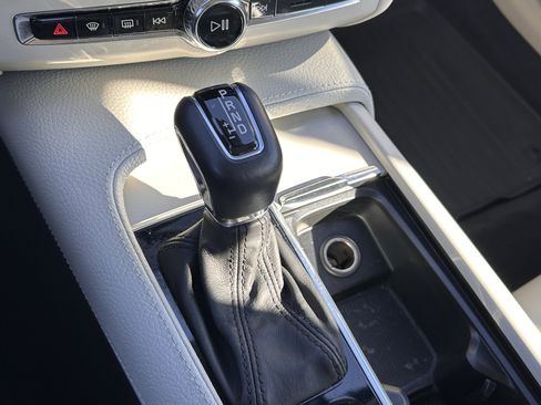 Used 2017 Volvo S90 T6 Momentum w/ Vision Package image 15