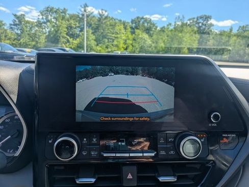 Used 2023 Toyota Highlander XLE AWD/4WD image 27