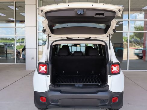 Used 2019 Jeep Renegade Latitude FWD image 8