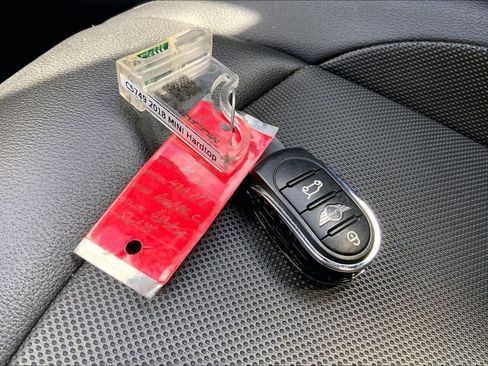 Used 2018 MINI Cooper 4-Door Hardtop image 10