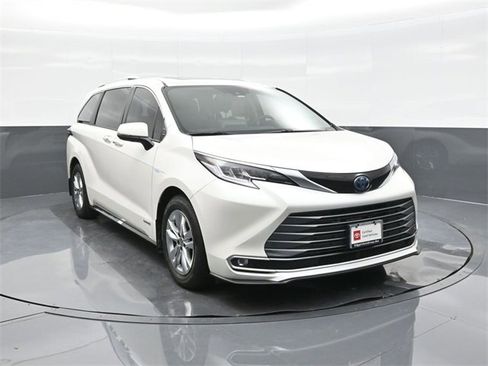 Used 2021 Toyota Sienna Limited image 22