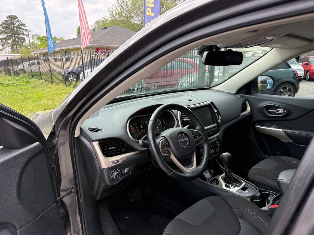 Used 2017 Jeep Cherokee Latitude w/ Comfort & Sound Group FWD image 12