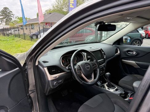 Used 2017 Jeep Cherokee Latitude w/ Comfort & Sound Group FWD image 12