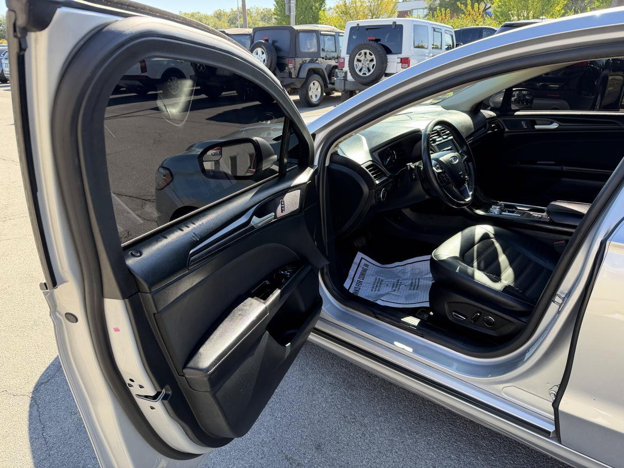 Used 2018 Ford Fusion SE w/ Equipment Group 201A FWD image 12