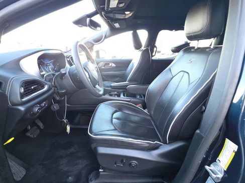 Used 2025 Chrysler Pacifica Limited image 6