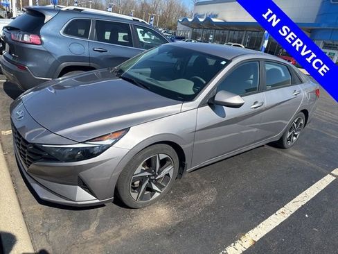 Used 2023 Hyundai Elantra SEL w/ Convenience Package image 3