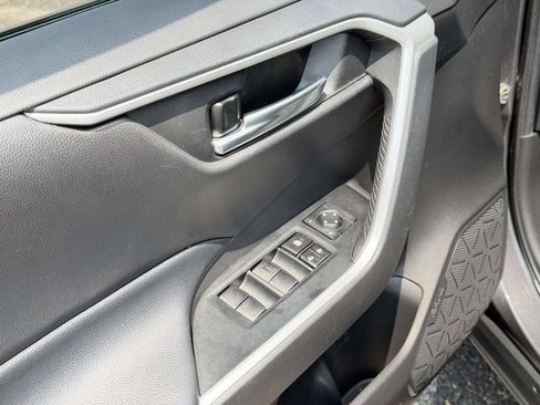 Used 2021 Toyota RAV4 XLE AWD/4WD image 18