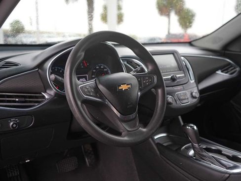 Used 2018 Chevrolet Malibu LT w/ LPO, Convenience Package 2 FWD image 2