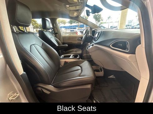 Used 2024 Chrysler Pacifica Touring-L image 23