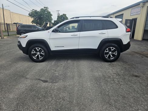 Used 2017 Jeep Cherokee Trailhawk AWD/4WD image 7
