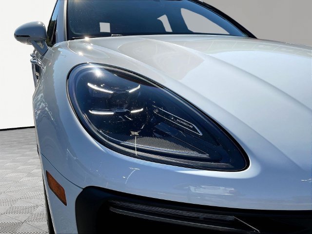 Used 2023 Porsche Macan AWD/4WD image 33