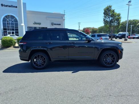 Used 2023 Jeep Grand Cherokee Summit w/ High Altitude Package AWD/4WD image 12
