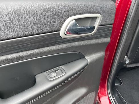 Used 2020 Jeep Grand Cherokee Laredo w/ Security & Convenience Group image 24