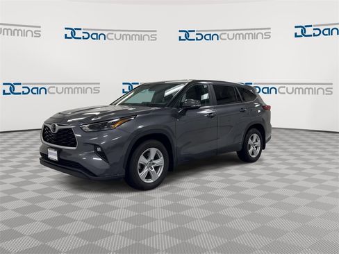 Used 2023 Toyota Highlander LE image 4