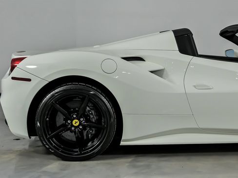 Used 2018 Ferrari 488 Spider image 13