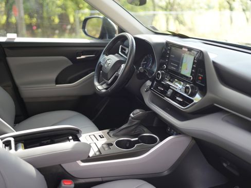 Used 2022 Toyota Highlander XLE image 16